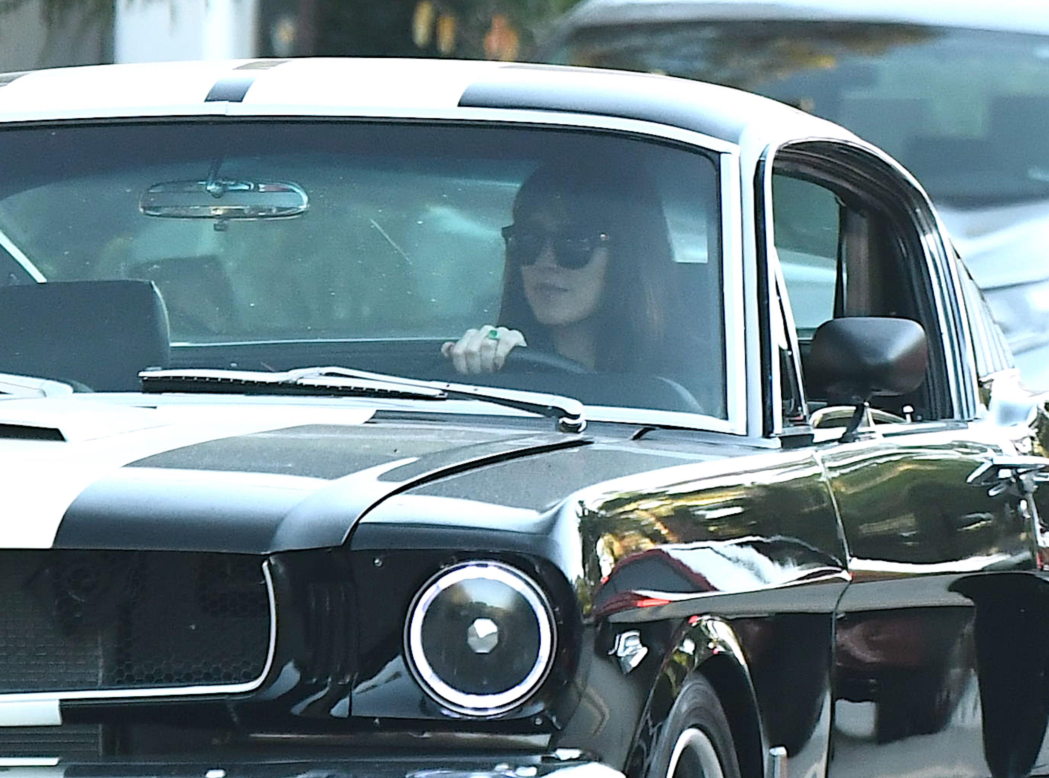 Dakota Johnson, la volanul masinii ei Shelby