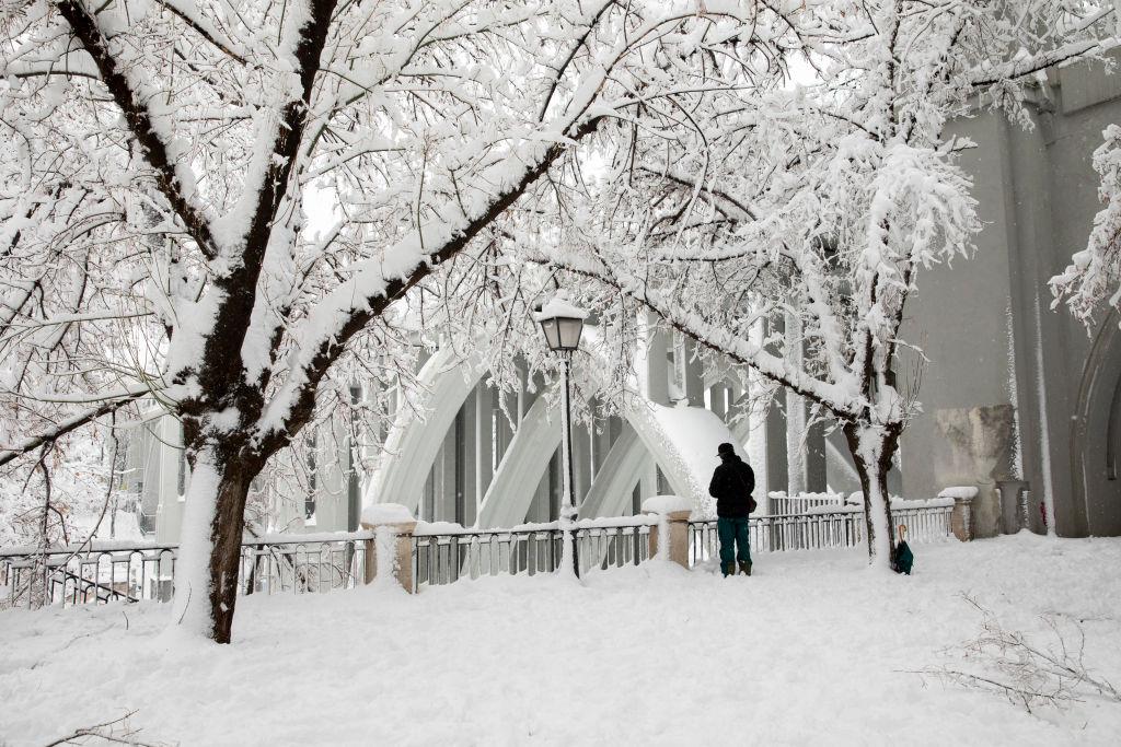 Alertă, ANM! Avertizare de ninsori abundente, v&acirc;nt și polei &icirc;n aproape toată țara. Care sunt regiunile afectate de vremea rea