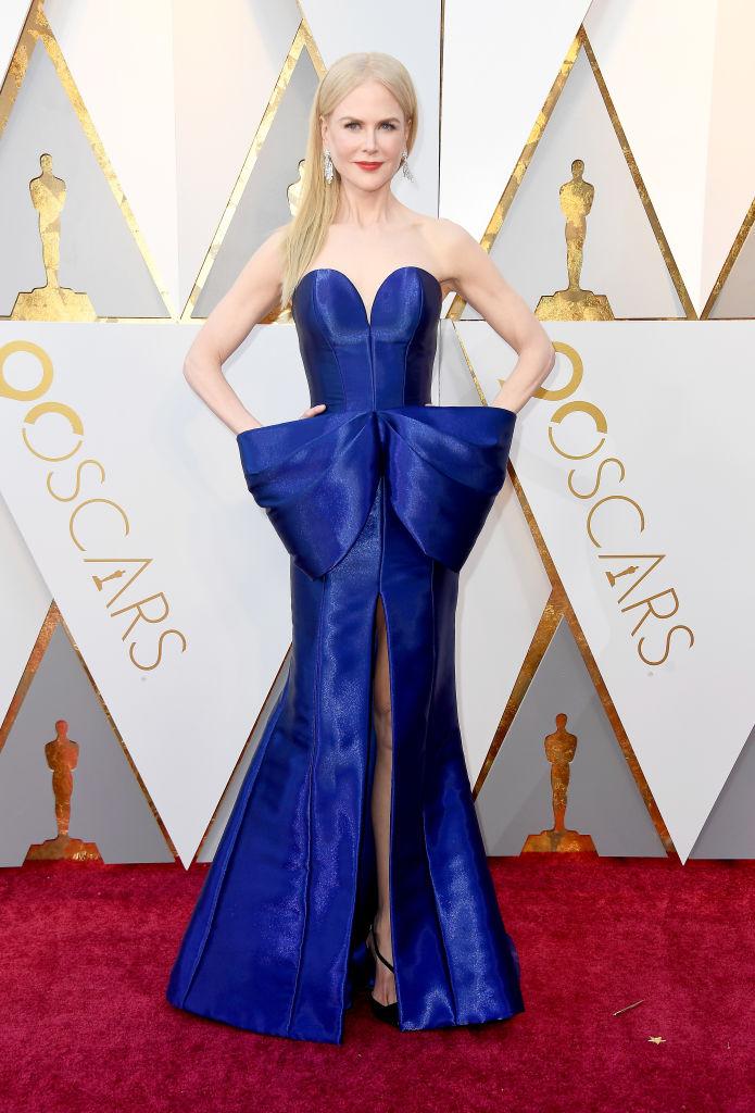 Nicole Kidman pe covorul roșu într-o rochie albastra