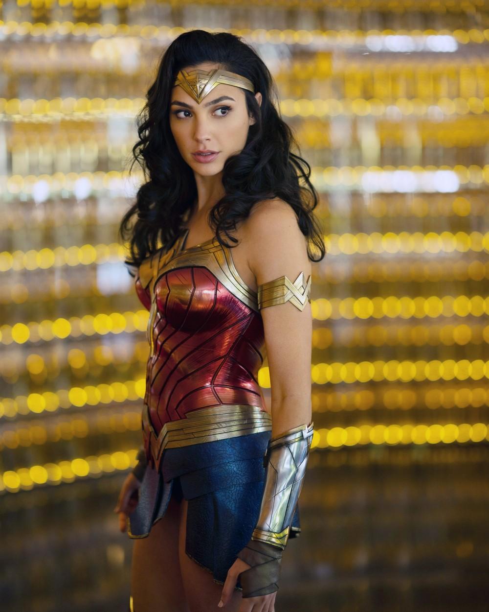 Gal Gadot la filmări, imbracata in costumul Wonder Woman
