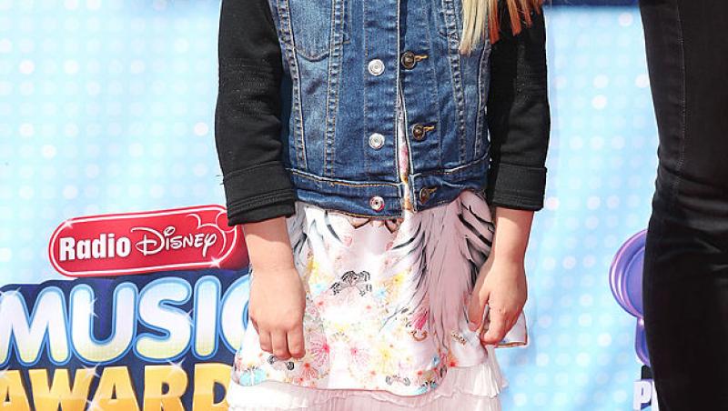 Mia Talerico, la 5 ani, purtând o geacă de blugi și o fustă roz și părul împletit