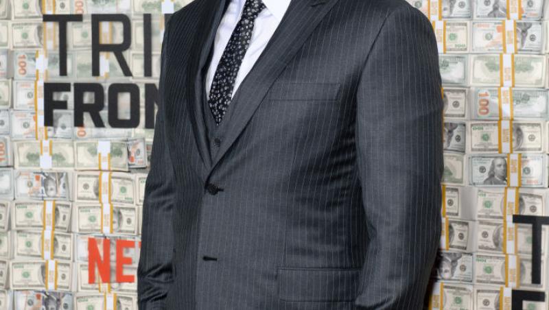 Ben Affleck imbracat la costum gri si camasa alba, cravata gri