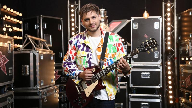 Adrian Petrache in culisele X Factor, intr-o geaca colorata si cu chitara in mana