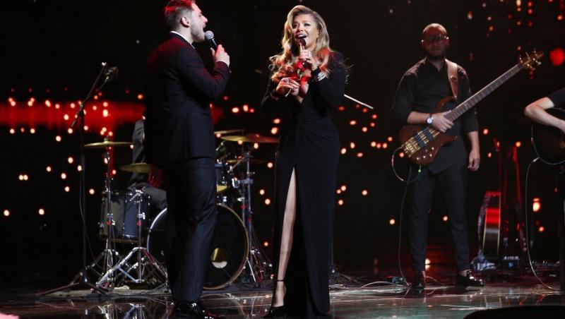 Adrian Petrache pe scena X Factor alături de Loredana, amandoi sunt imbracati in negru