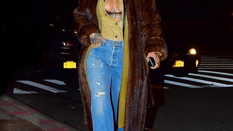 Rihanna a adoptat un stil vestimentar aparte pentru o ieșire în New York