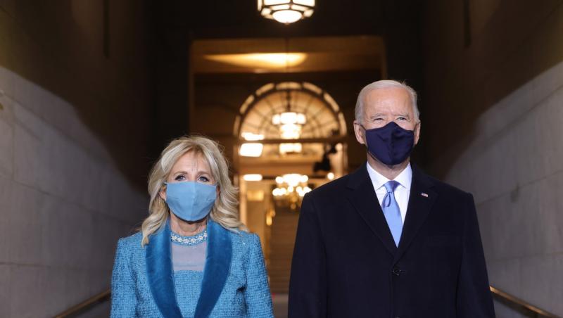 Jill Biden în albastru, alături de Joe Biden, în negru, la ceremonia de învestire