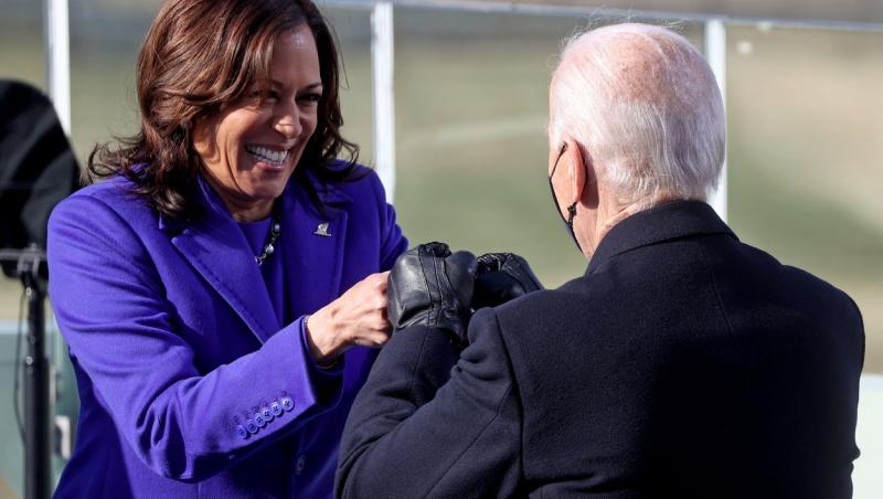 Kamla Harris, în violet, felicitându-l pe președintele Joe Biden, în negru
