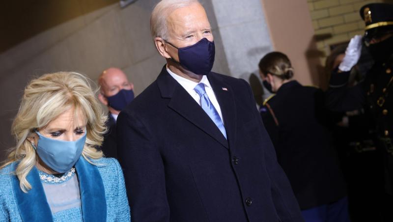 Jill Biden în albastru, alături de Joe Biden, în negru, la ceremonia de învestire