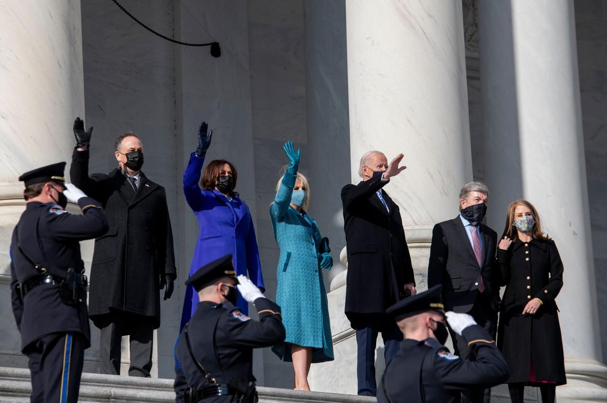 Joe Biden, Jill Biden și Kamala Harris, făcând cu mâna în fața populației americane, 20 ianuarie, 2021