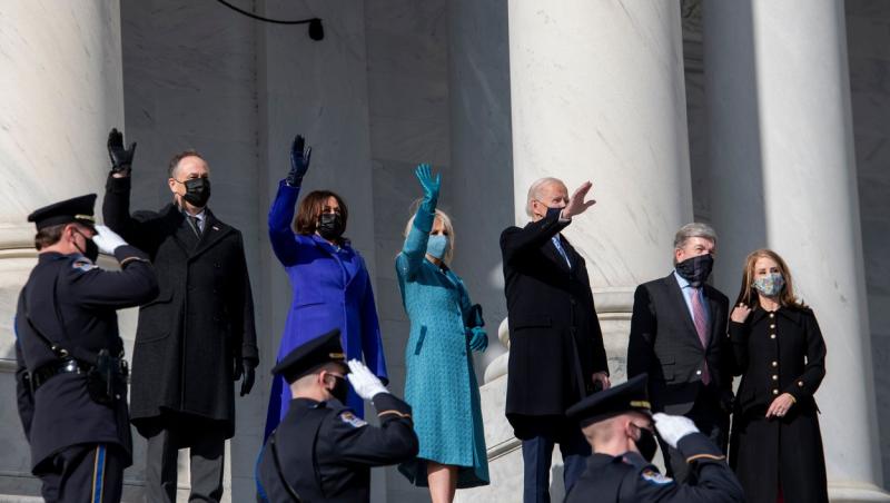 Joe Biden, Jill Biden și Kamala Harris, făcând cu mâna în fața populației americane, 20 ianuarie, 2021