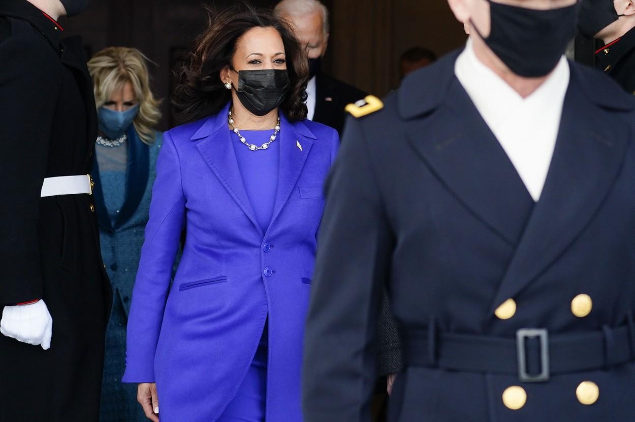 Kamala Harris, 20 ianuarie 2021, purtând un palton violet și un șirag d eperle la învestirea lui Joe Biden