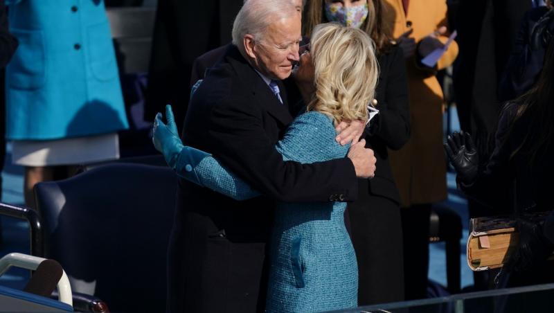 Sărutul dintre Joe Biden și soția sa va râmăne în istorie. Momentul tandru a fost surprins din toate unghiurile | Foto