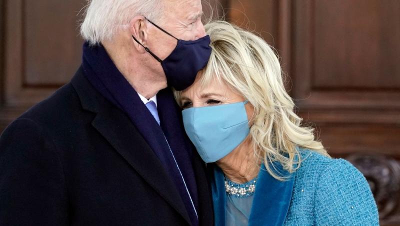 Sărutul dintre Joe Biden și soția sa va râmăne în istorie. Momentul tandru a fost surprins din toate unghiurile | Foto