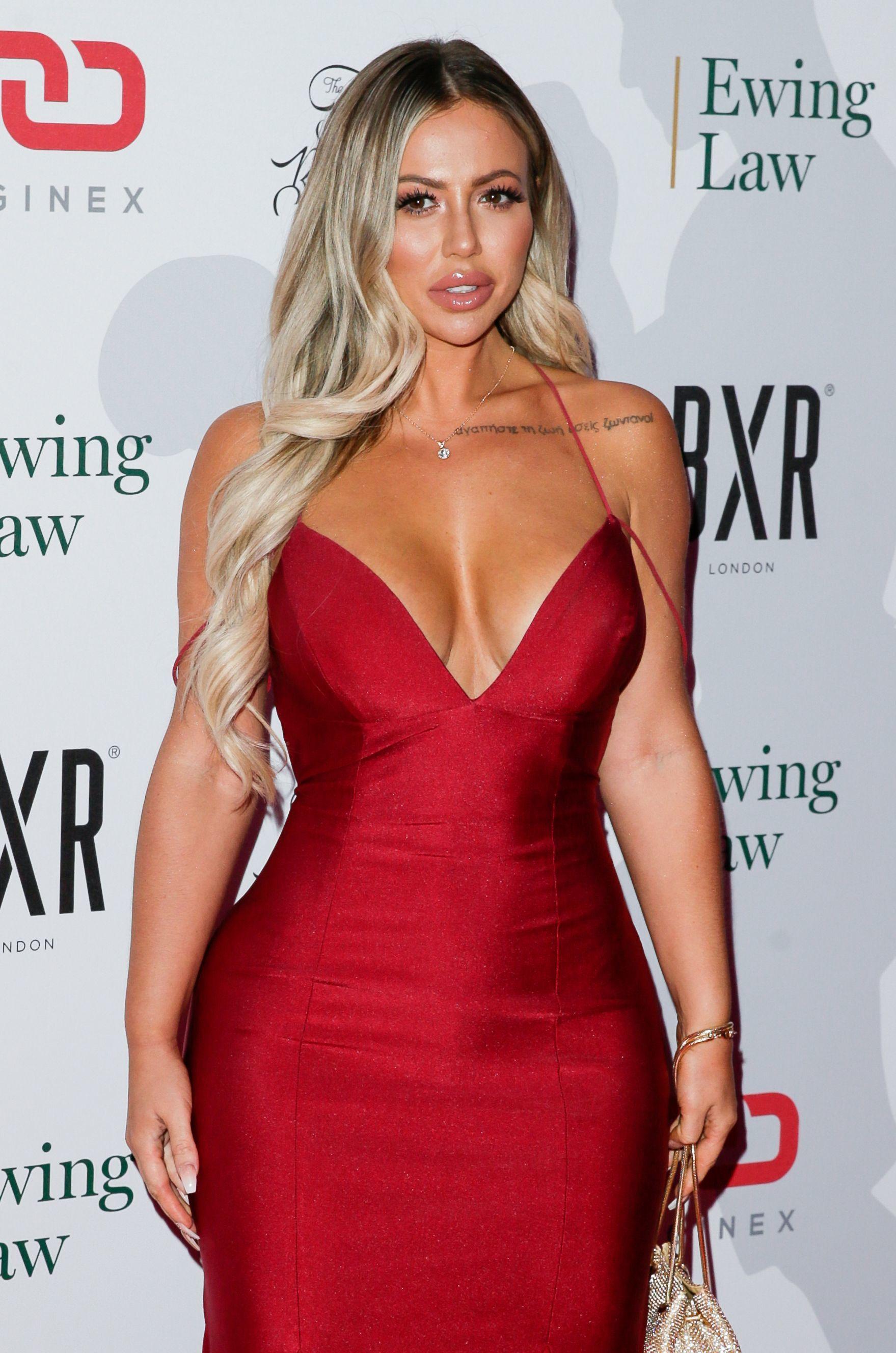 holly hagan pe covorul rosu, intr-o rochie rosie cu decolteu