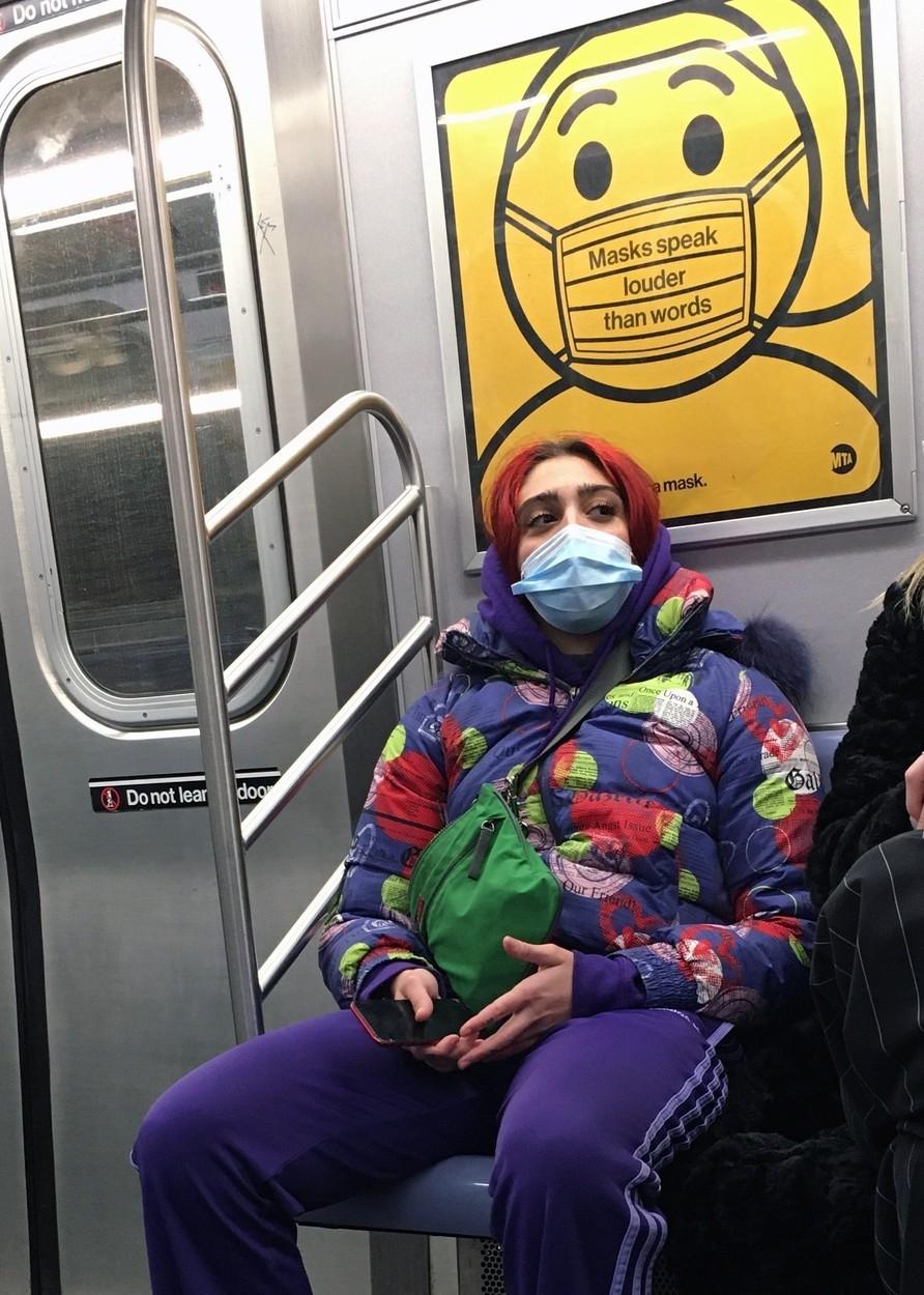lourdes leon la metrou cand sta si se uita in partea stanga
