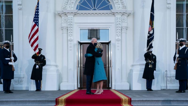 Joe și Jill Biden s-au îmbrățișat înainte de a intra în Casa Albă