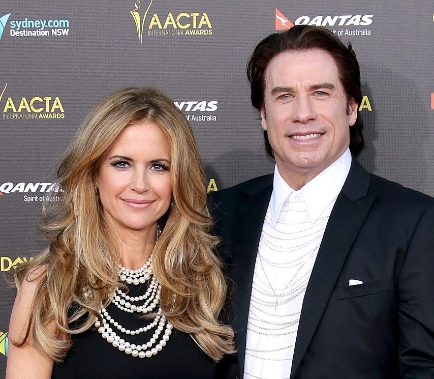 John Travolta si soția lui pe covorul rosu, amandoi imbracati in haine negre