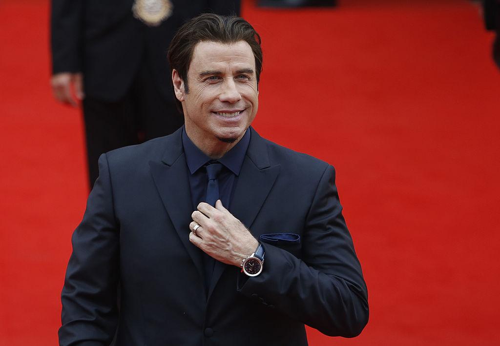 John Travolta pe covorul rosu, imbracat la costum negru