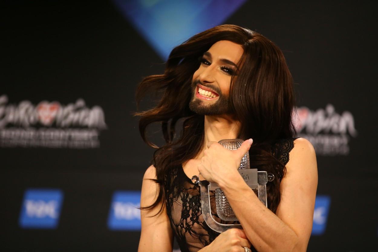 conchita wurst dupa ce a castigat eurovision 2014 si ia in brate premiul