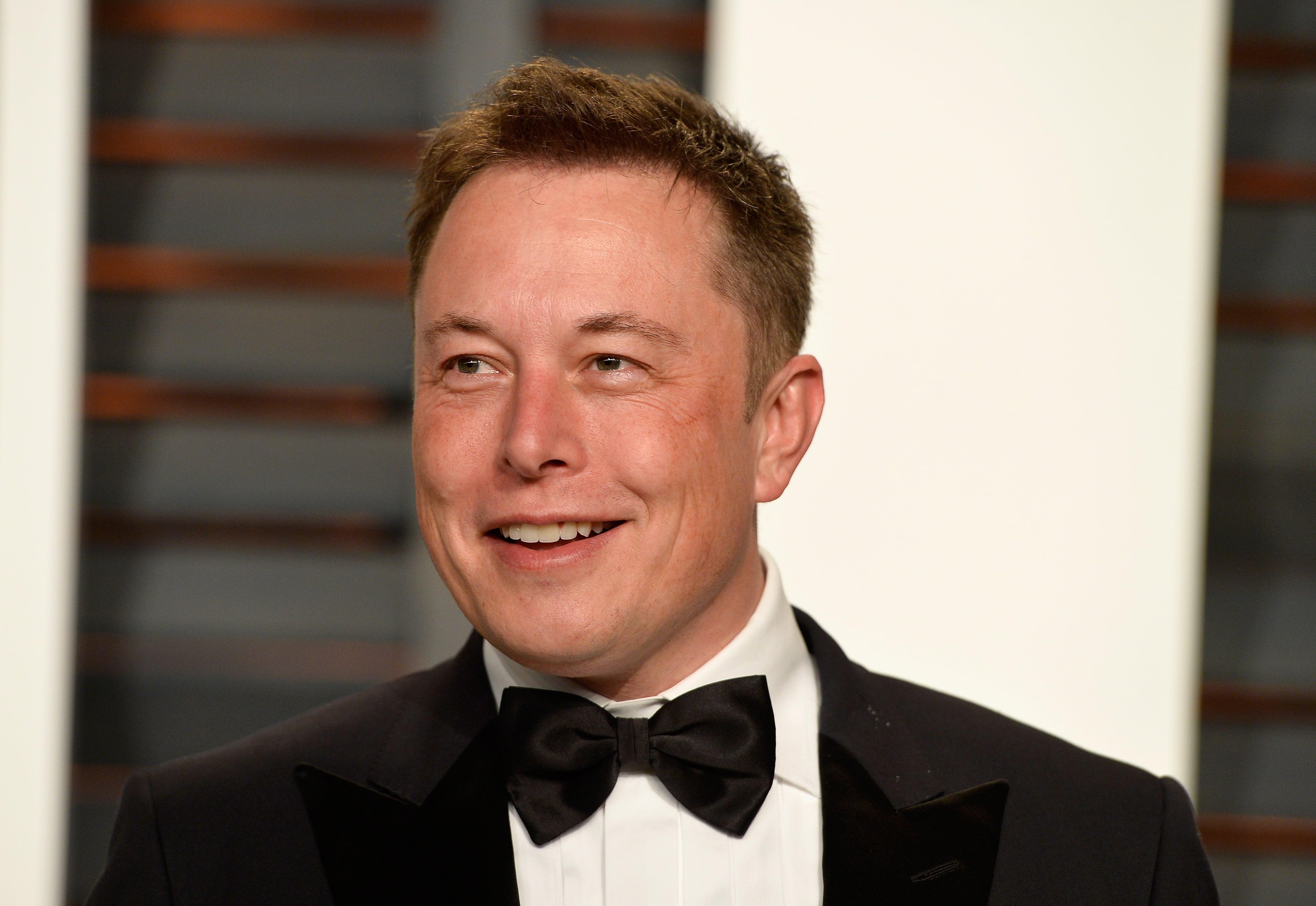 Elon Musk, la costum, papion, covorul rosu