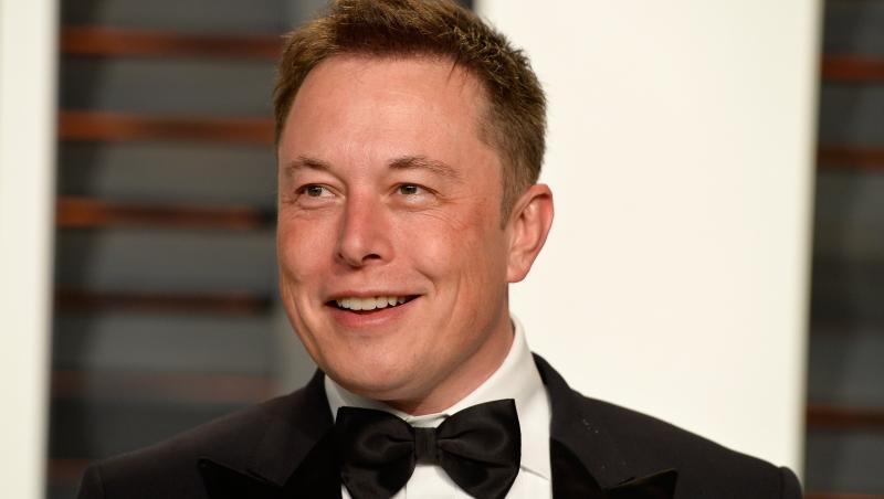 Elon Musk, la costum, papion, covorul rosu