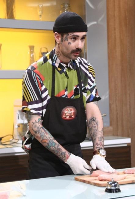 Kani (Andrei Hîncu) gătind în bucătăria emisiunii „Chefi la cuțite” sezonul 8