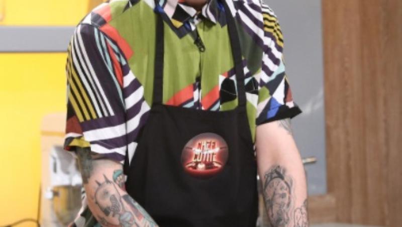 Kani (Andrei Hîncu) gătind în bucătăria emisiunii „Chefi la cuțite” sezonul 8