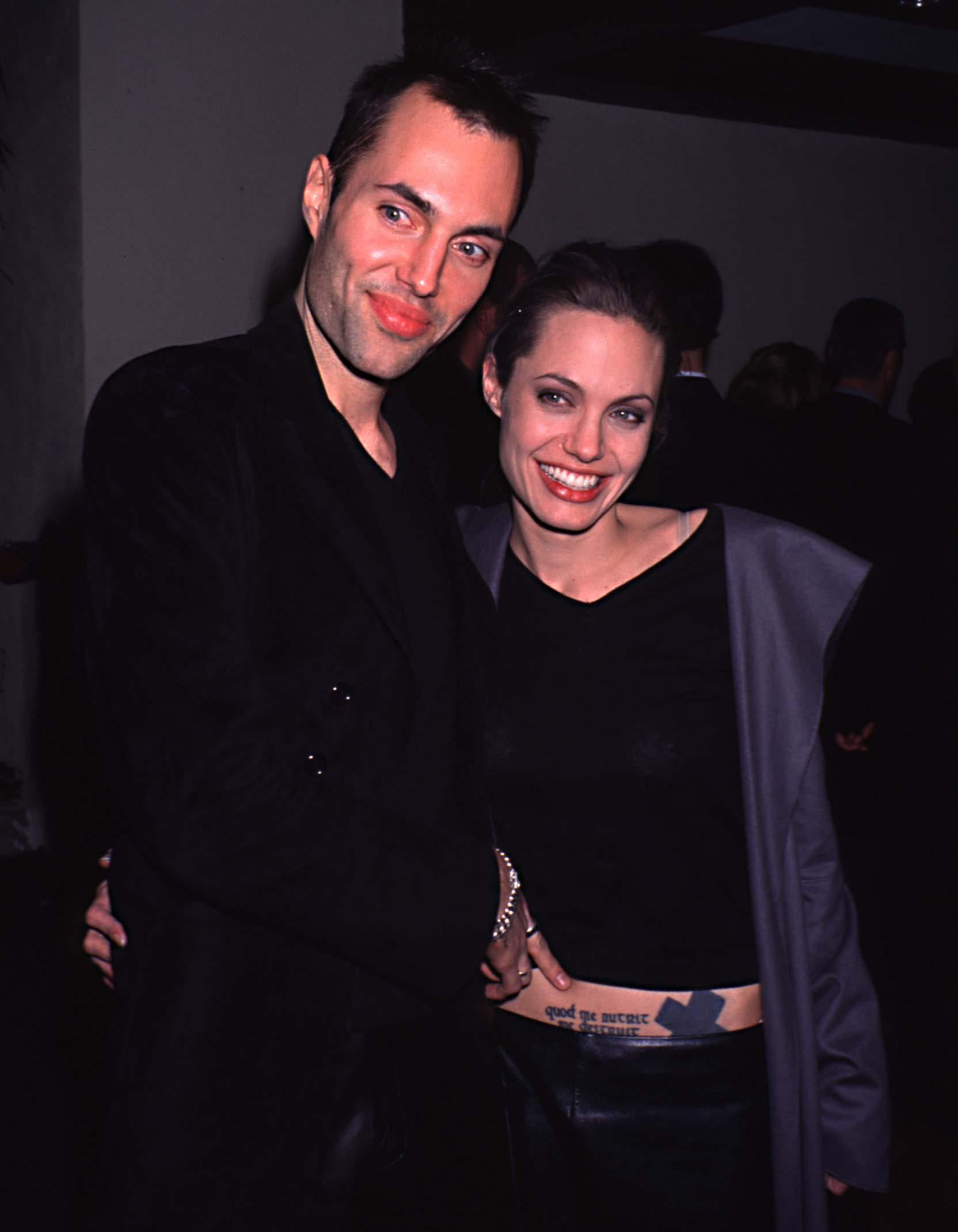 Angelina Jolie si James Haven, imbracati in negru