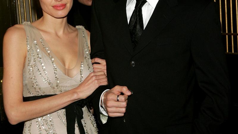Angelina Jolie și James Haven pe covorul rosu, ea intr-o rochie argintie, el intr-un costum negru