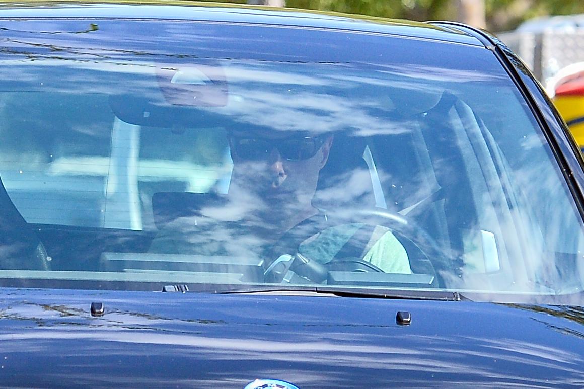 James Haven in masina, cu ochelari de soare