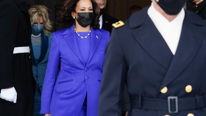 Kamala Harris, noua vicepreședintă a SUA, a optat și ea pentru o ținută mov în ziua inaugurării lui Joe Biden