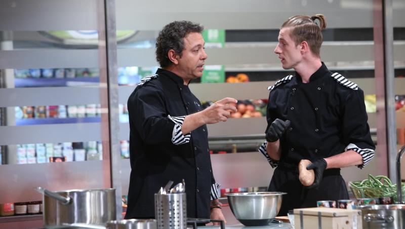 Adrian Luca, purtând uniforma de bucătar a echipei Dungilor, alături de mentorul Sorin Bontea, la Chefi la cuțite 2020
