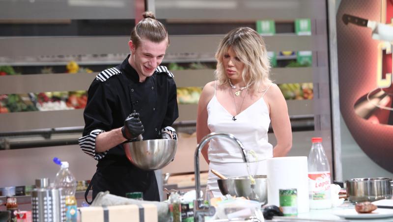 Adrian Luca, purtând uniforma de bucătar a echipei Dungilor, la Chefi la cuțite 2020, gătind lângă Gina Pistol, îmbrăcată într-o rochie albă