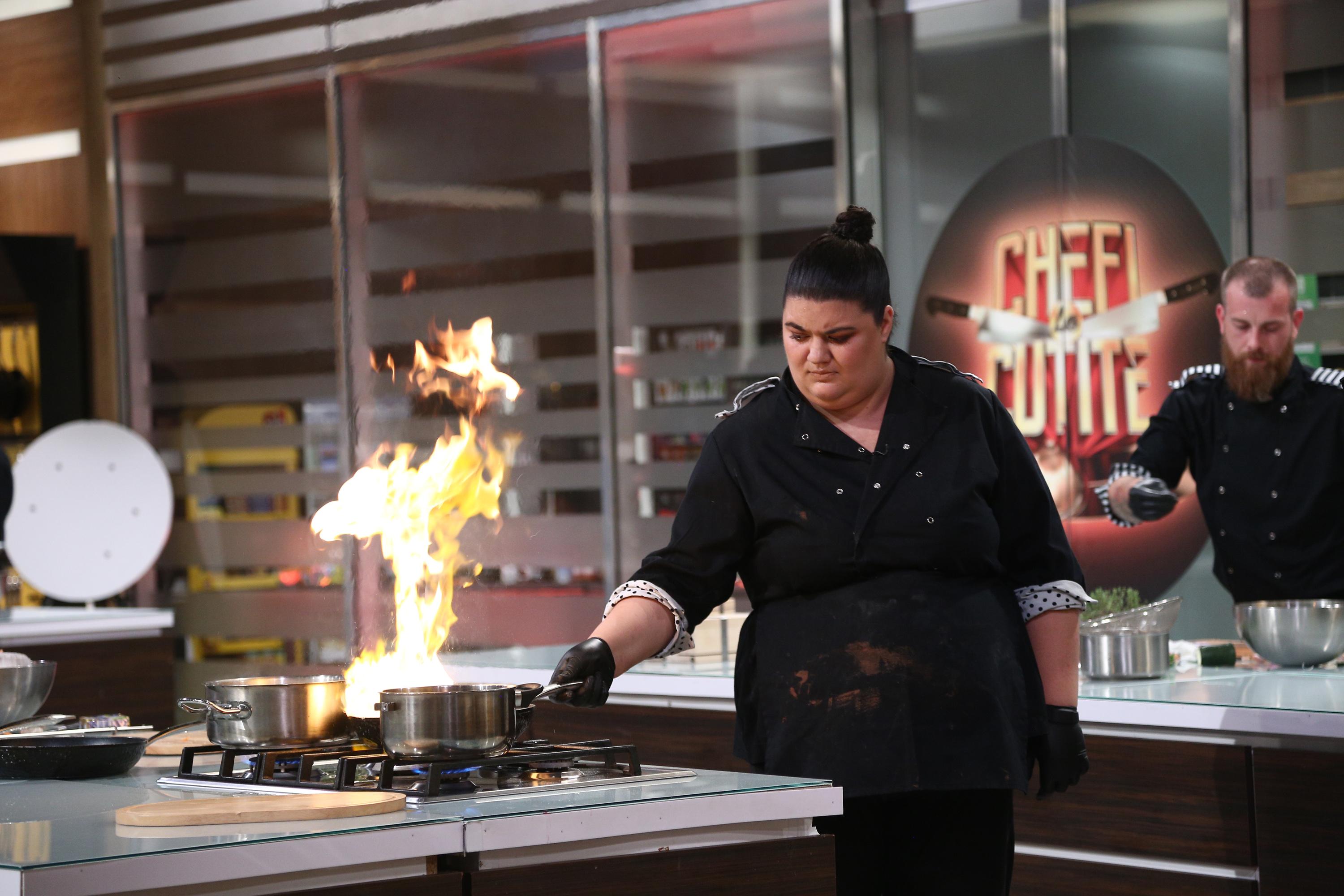 Claudia Radu gătind în bucătăria emisiunii „Chefi la cuțite”, sezonul 8