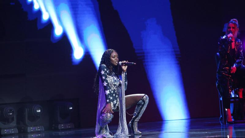 Naomi Hedman, într-o ținută argintie, pe scena X Factor 2020
