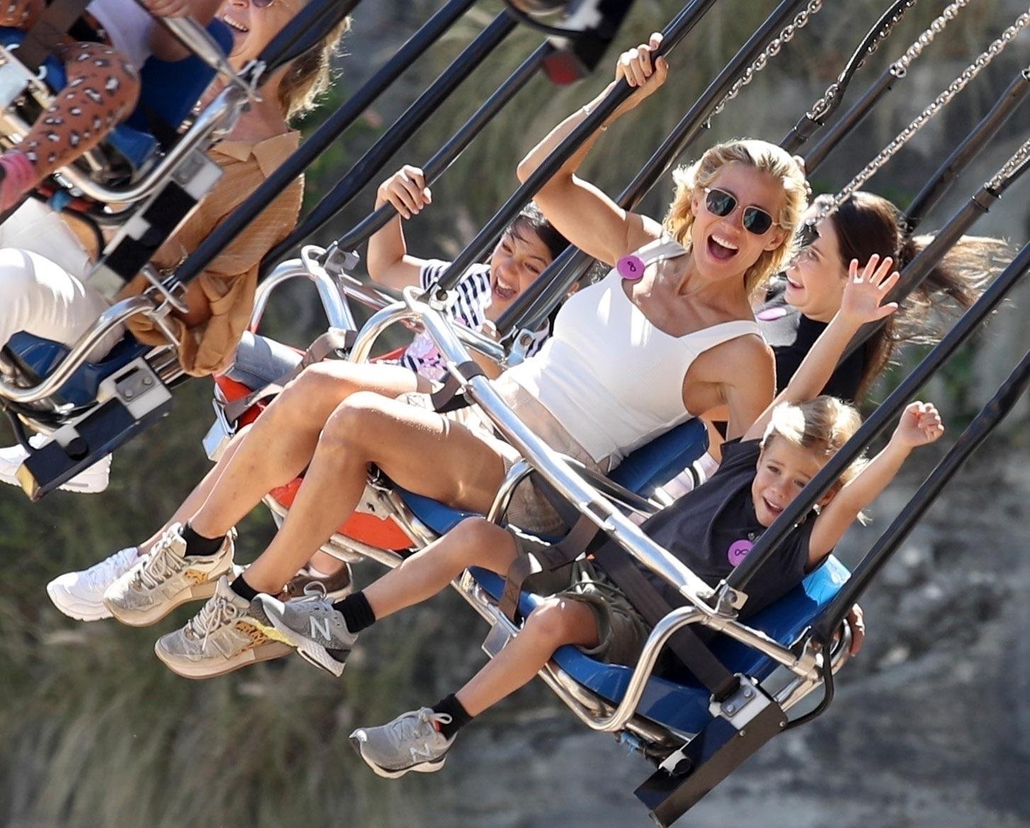 Elsa Pataky, copii Chris Hemsworth parc de distractii, leagan