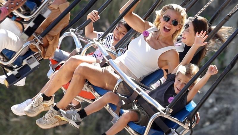 Soția lui Chris Hemsworth, Elsa Pataky, a fost surprinsă alături de copii într-un parc de distracții