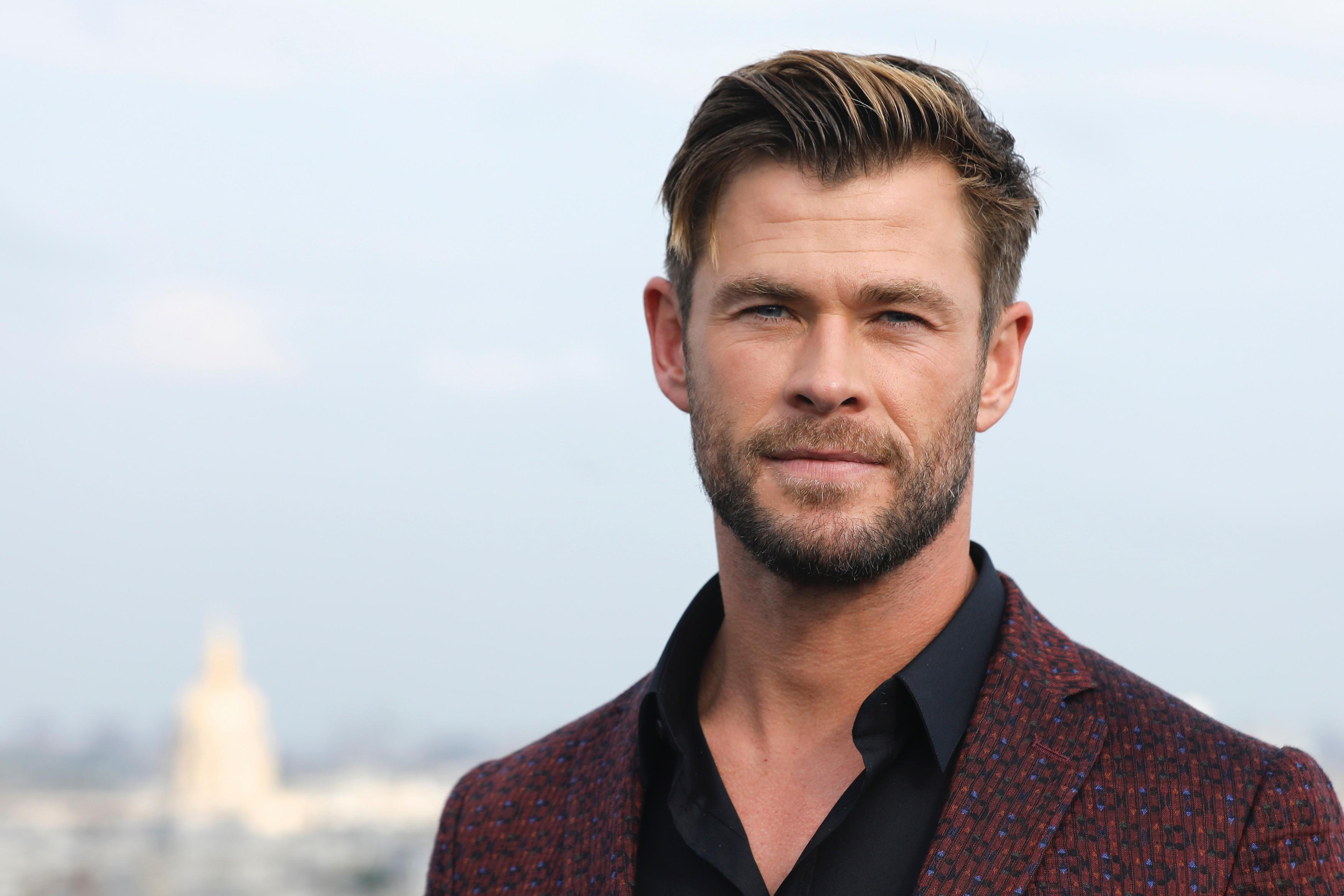Chris Hemsworth, costum visiniu, bluza neagra