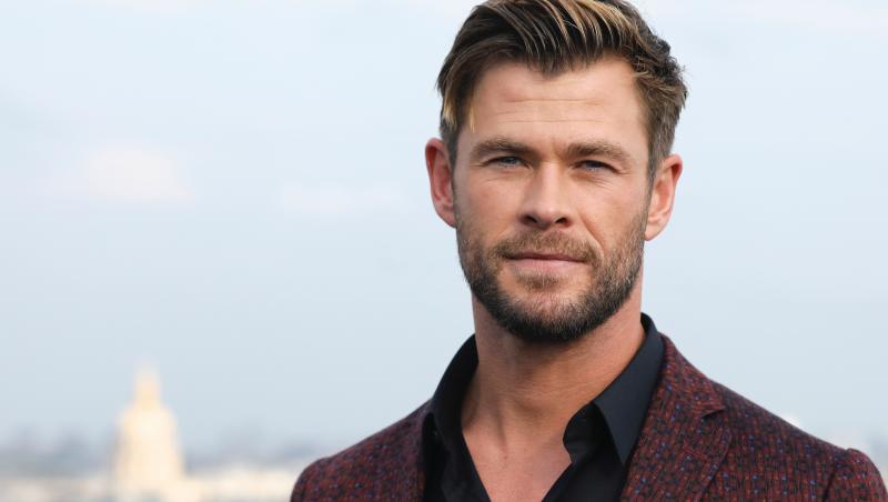 Chris Hemsworth, costum visiniu, bluza neagra