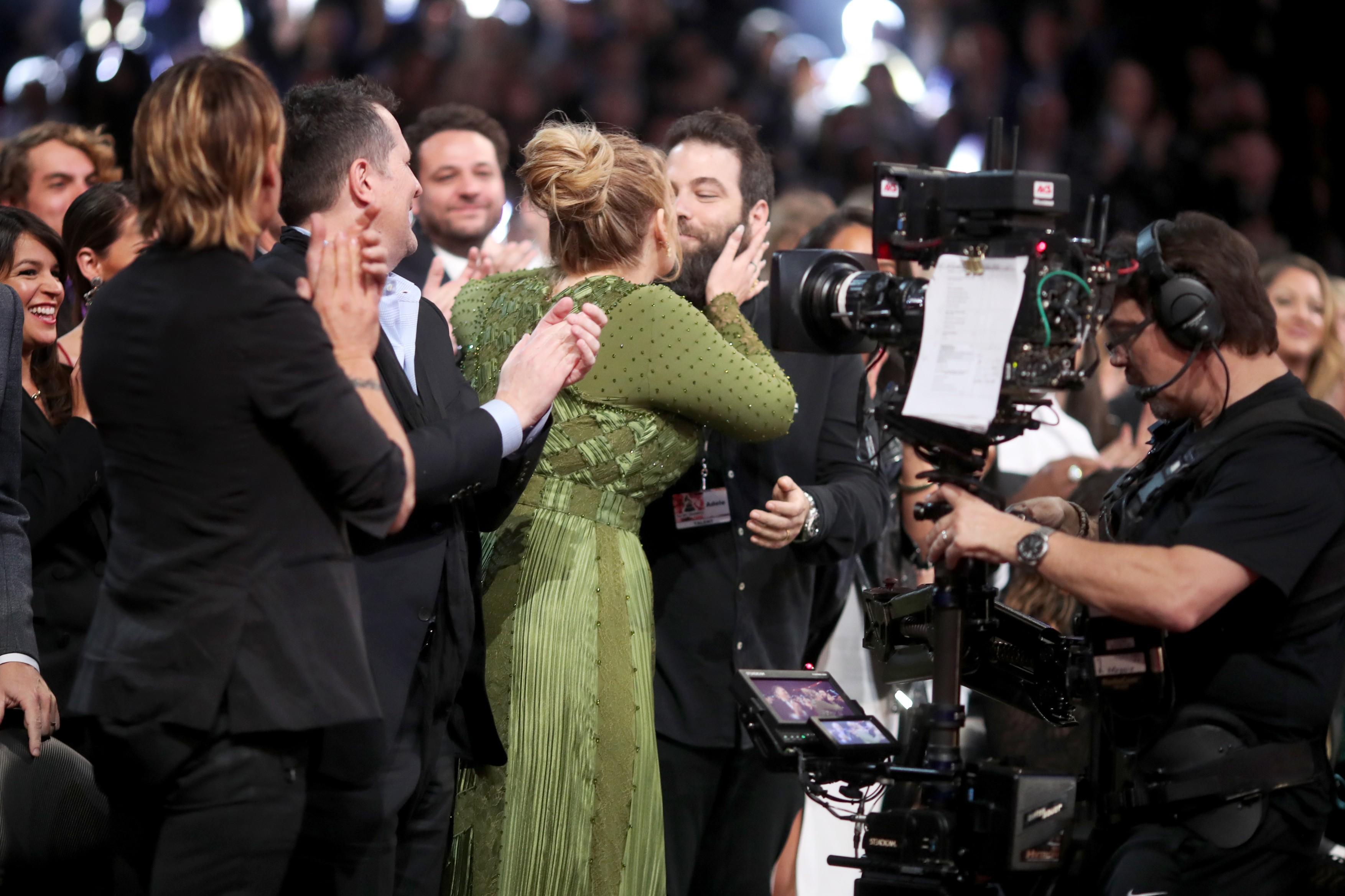 Adele si Simon Konecki, premii, sarut, ea in rochie verde, el in costum