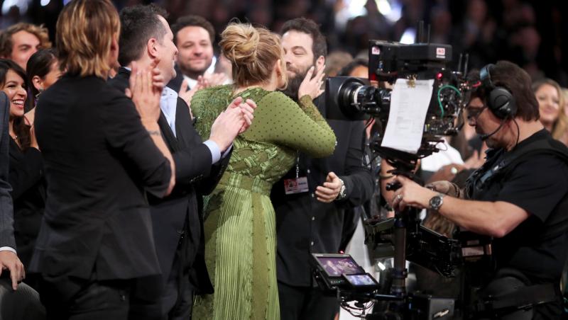 Adele si Simon Konecki, premii, sarut, ea in rochie verde, el in costum