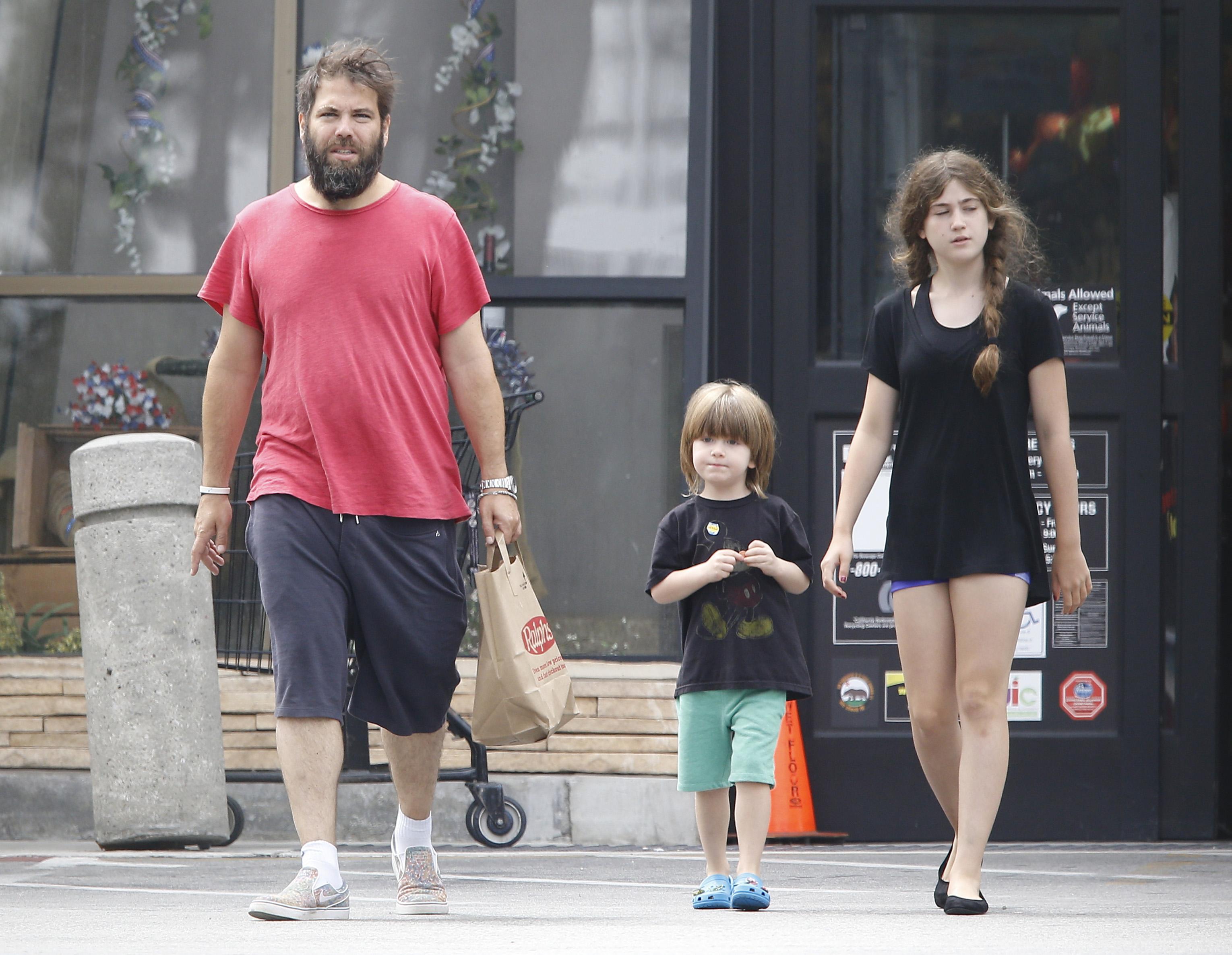 Simon Konecki, cu fiul lui cu Adele, Angelo, pe strada