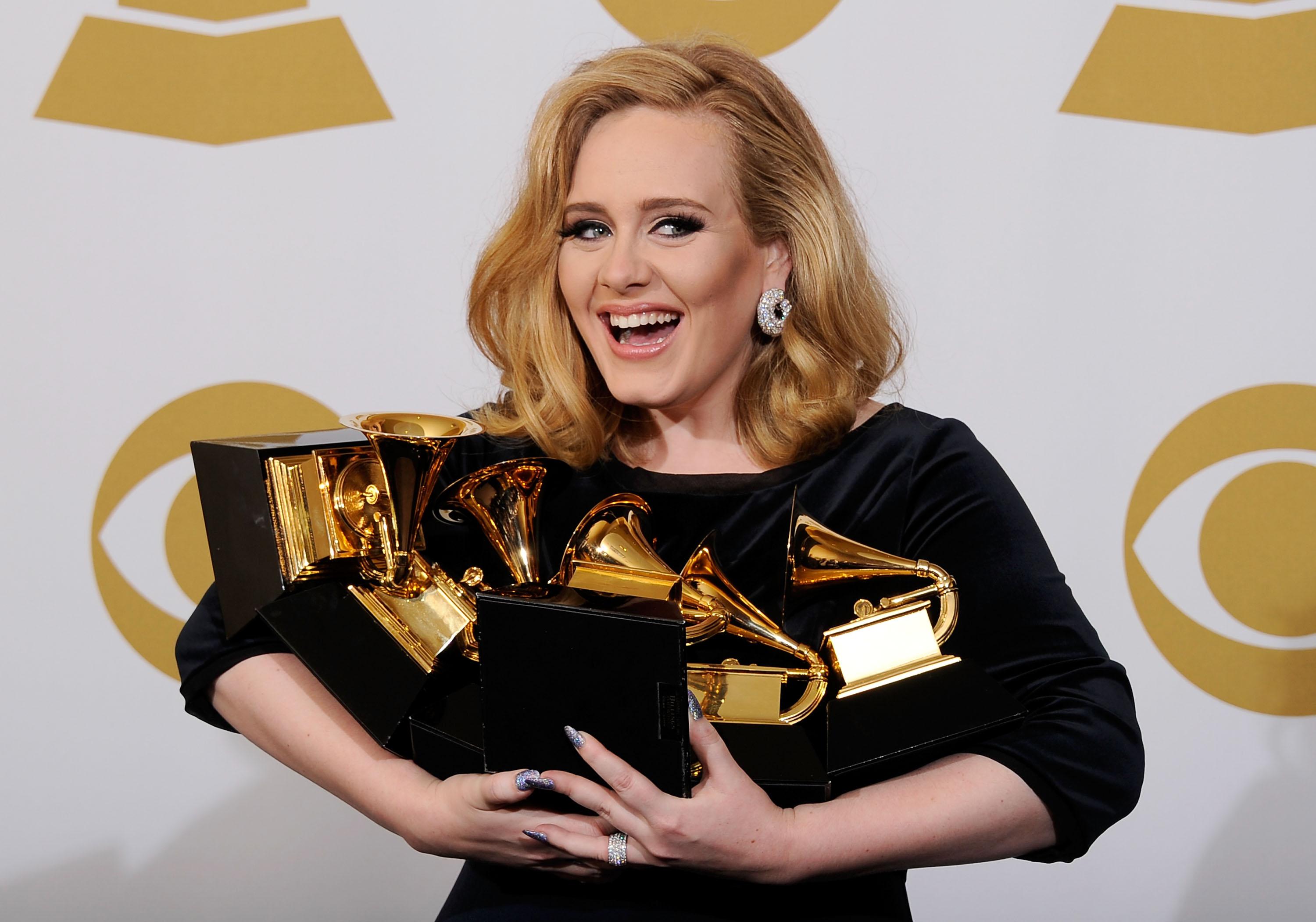 Adele, premiile grammy, cu premiile in brate, rochie neagra