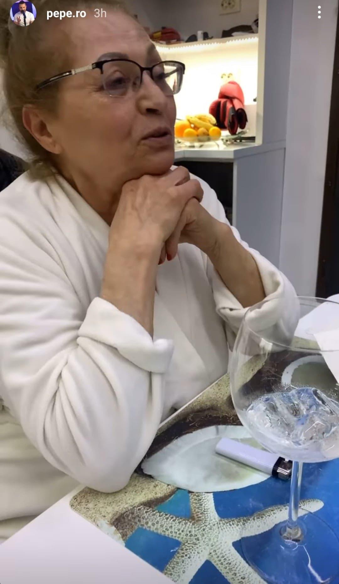 Tatiana Pascu, într-un halat alb, la aniversarea de 70 de ani