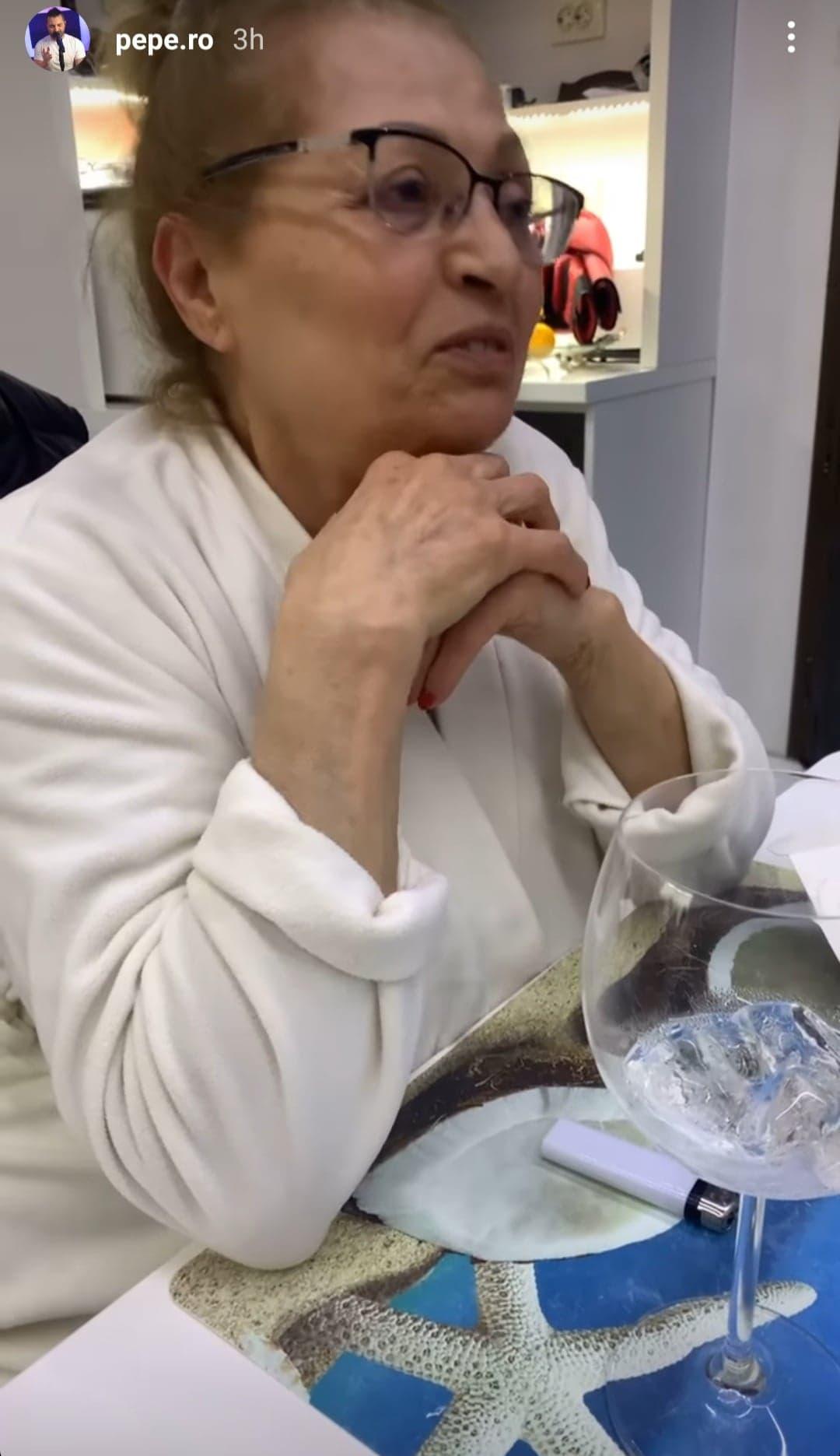 Tatiana Pascu, într-un halat alb, la aniversarea de 70 de ani