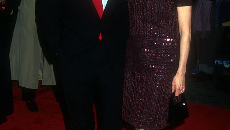 Kim Basinger cu Alec Baldwin pe covorul rosu, ea imbracata in maro, iar el in negru cu camasa alba
