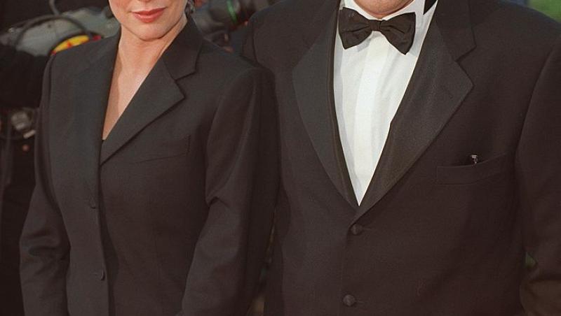 Kim Basinger cu Alec Baldwin pe covorul rosu, amandoi sunt imbracati la costume negre