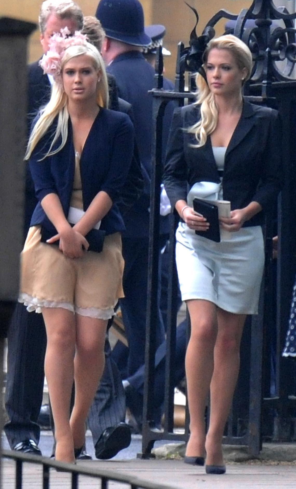 Amelia si Eliza Spencer pe strada, rochii si jachete inchise la culoare