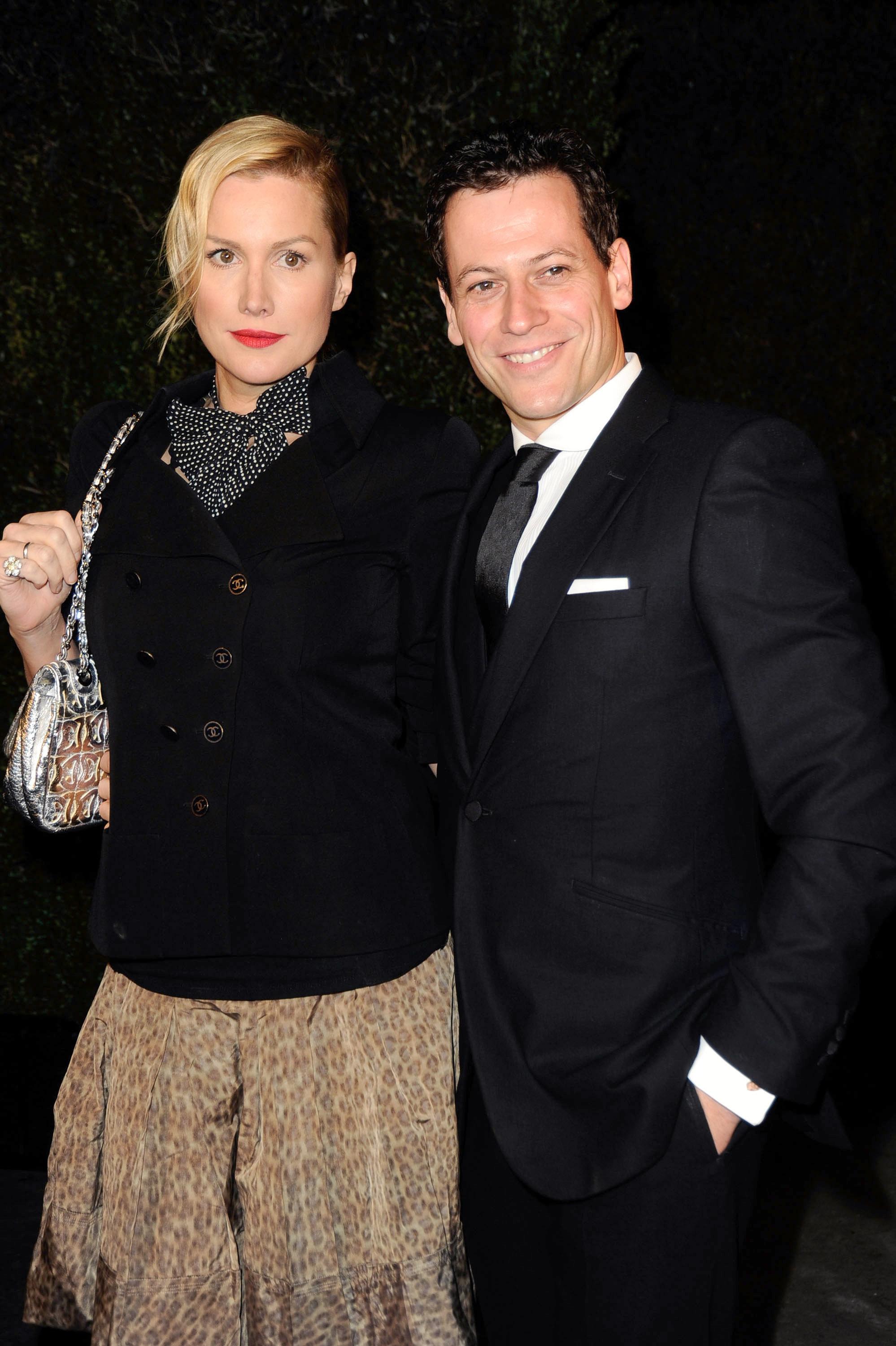 ioan gruffudd si alice evans imbracati in negru la un eveniment monden