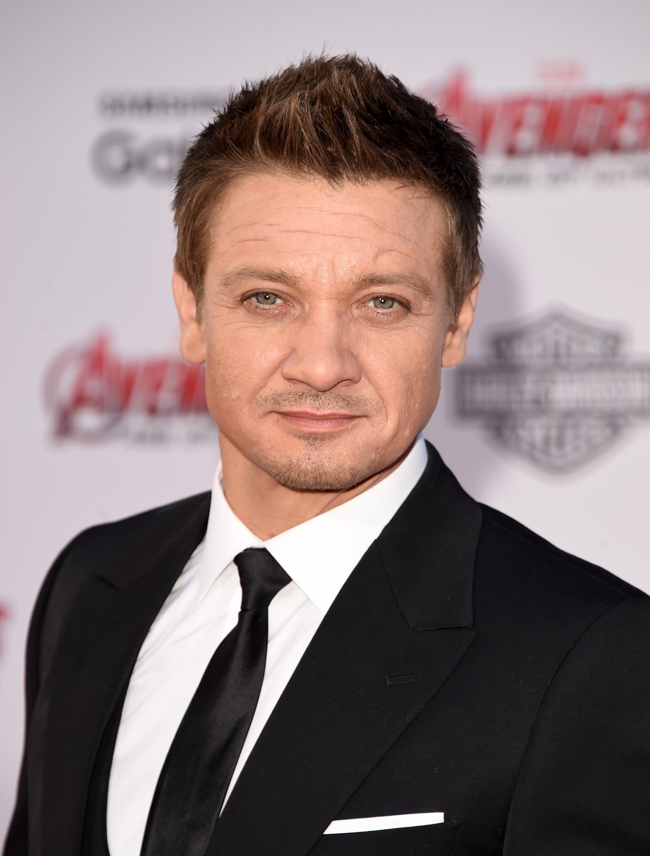 Jeremy Renner, covor rosu, costum negru